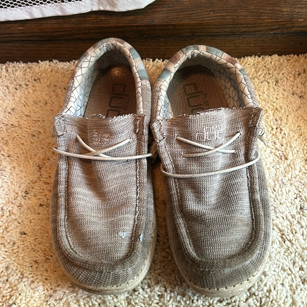 Men’s Hey Dudes - size 6 Men’s - fits 8-8.5 Women’s and 7Y